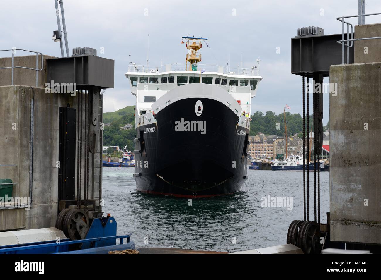 L'hôtel Caledonian MacBrayne car-ferry avec bow porte ouverte les manœuvres en dock à Oban, Ecosse, Royaume-Uni, Europe Banque D'Images