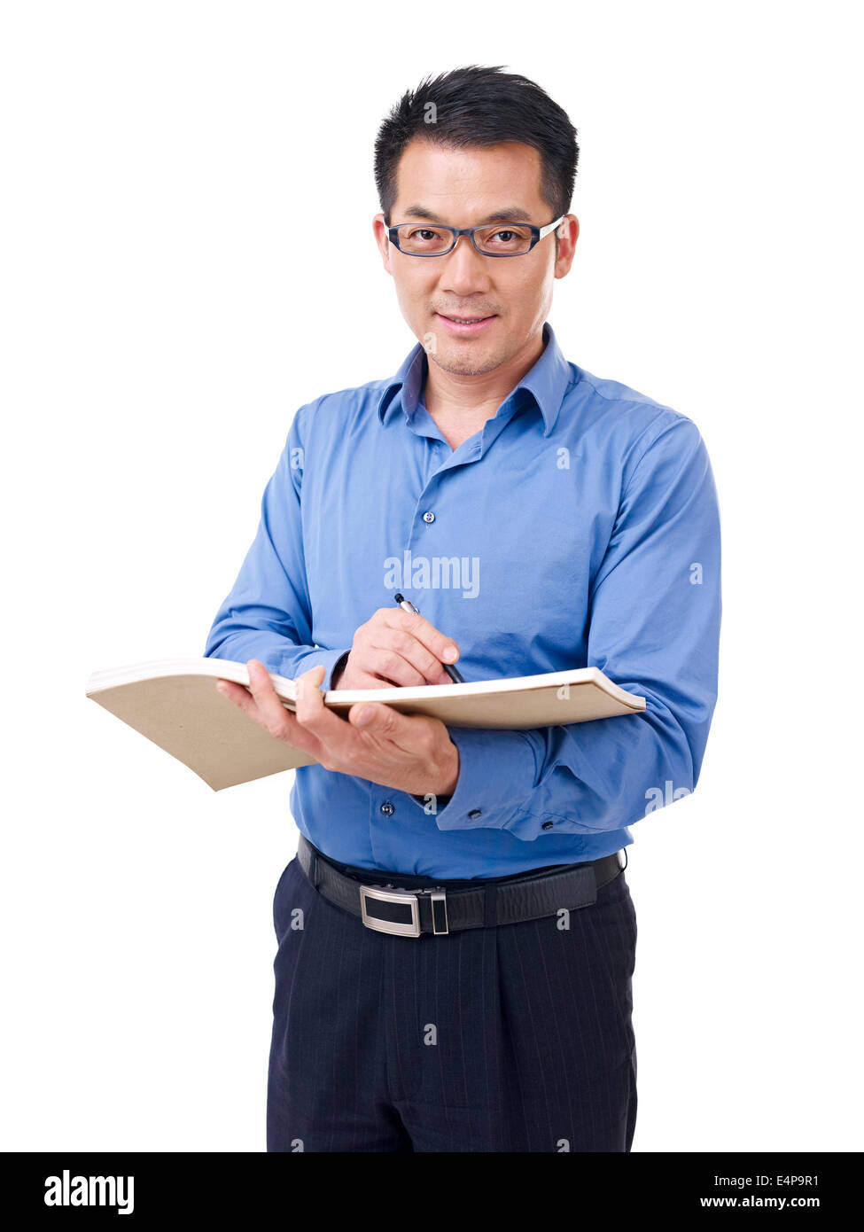 L'écriture sur ordinateur portable Homme asiatique Banque D'Images