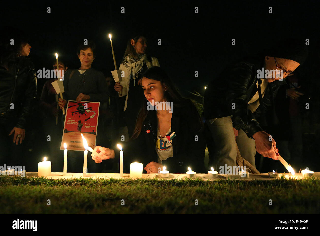 Sao Paulo, Brésil. 15 juillet, 2014. Assister à des militants d'une veillée en protestation contre les frappes aériennes israéliennes sur Gaza, à Sao Paulo, Brésil, le 15 juillet 2014. L'air assault d'Israël sur la bande de Gaza, baptisée opération bord de protection, a tué plus de 192 Palestiniens, tandis que 1 410 autres ont été blessés. Credit : Rahel Patrasso/Xinhua/Alamy Live News Banque D'Images