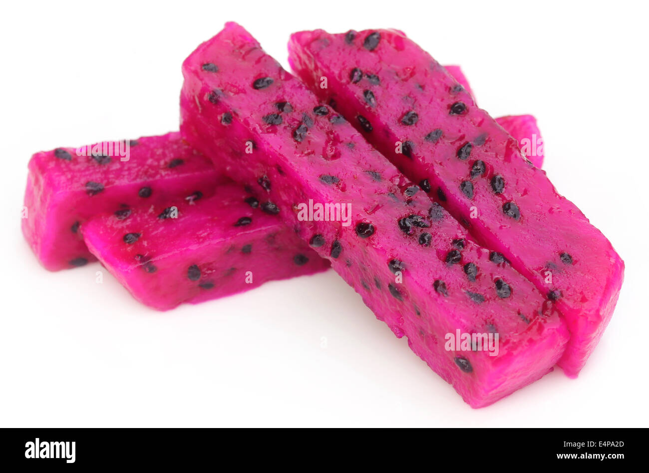 Close up de tranches de fruit du dragon sur fond blanc Banque D'Images
