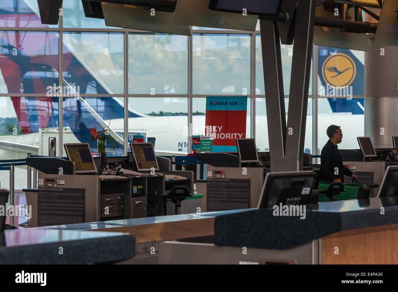 Terminal International de voir des avions en stationnement à l'aéroport international Hartsfield-Jackson d'Atlanta à Atlanta, Géorgie. Banque D'Images