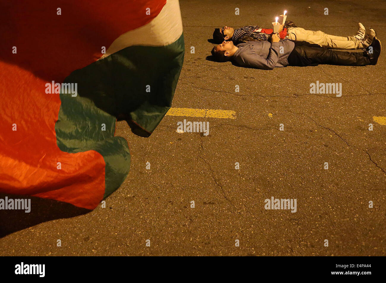 Sao Paulo, Brésil. 15 juillet, 2014. Assister à des militants d'une veillée en protestation contre les frappes aériennes israéliennes sur Gaza, à Sao Paulo, Brésil, le 15 juillet 2014. L'air assault d'Israël sur la bande de Gaza, baptisée opération bord de protection, a tué plus de 192 Palestiniens, tandis que 1 410 autres ont été blessés. Credit : Rahel Patrasso/Xinhua/Alamy Live News Banque D'Images