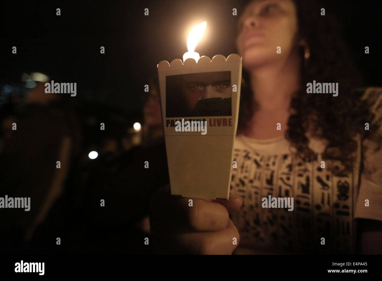 Sao Paulo, Brésil. 15 juillet, 2014. Un militant est titulaire d'une bougie pendant une veillée de protestation contre les frappes aériennes israéliennes sur Gaza, à Sao Paulo, Brésil, le 15 juillet 2014. L'air assault d'Israël sur la bande de Gaza, baptisée opération bord de protection, a tué plus de 192 Palestiniens, tandis que 1 410 autres ont été blessés. Credit : Rahel Patrasso/Xinhua/Alamy Live News Banque D'Images