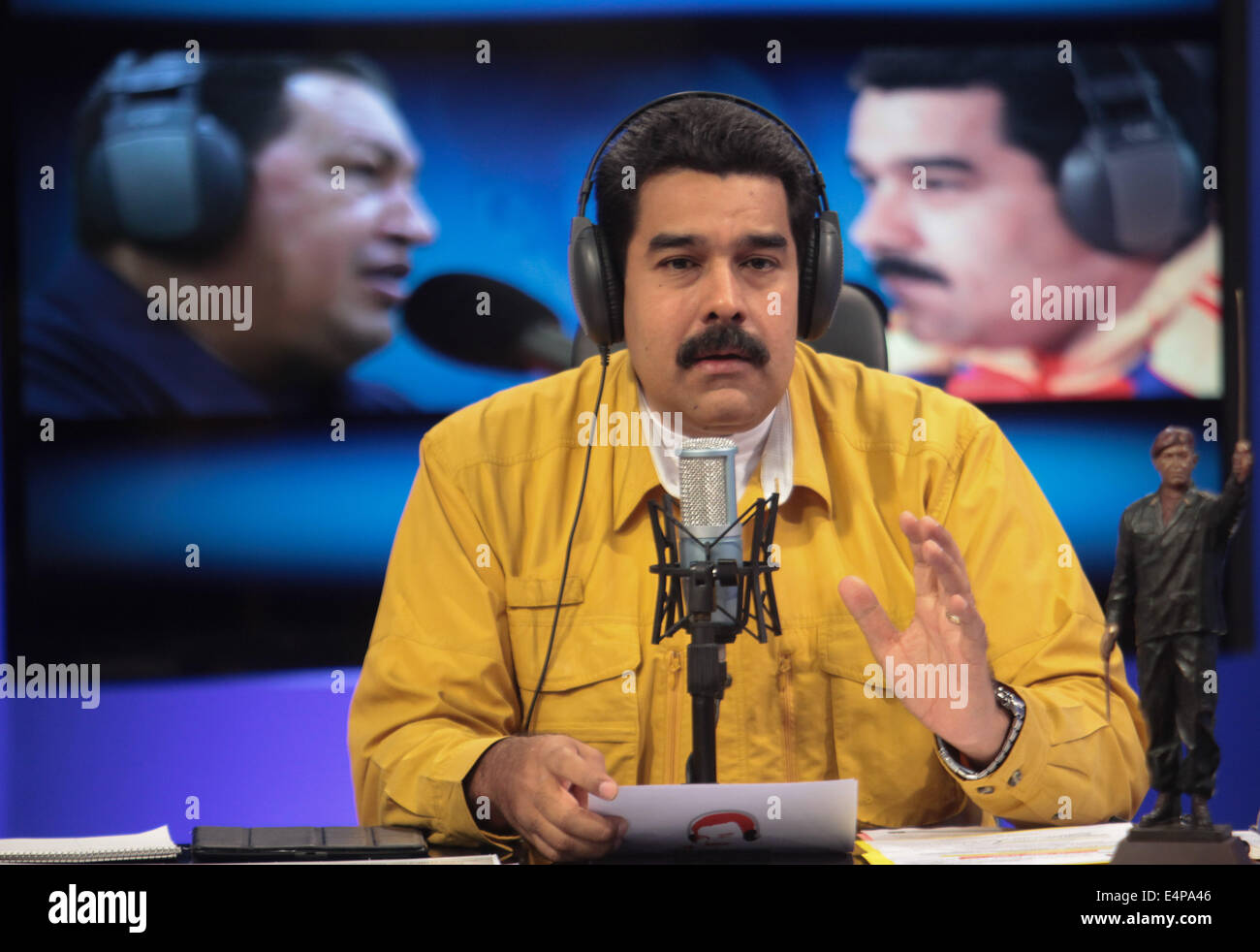 Caracas, Venezuela. 15 juillet, 2014. Le Président du Venezuela, Nicolas Maduro participe à son émission de radio 'en contacto con Maduro', dans le palais de Miraflores, à Caracas, Venezuela, le 15 juillet 2014. © Presse présidentielle/AVN/Xinhua/Alamy Live News Banque D'Images