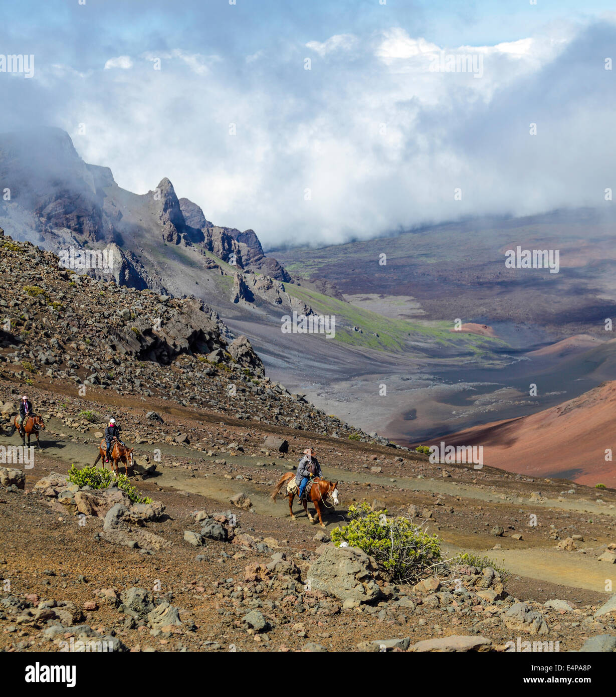 Les cavaliers sur la piste des sables bitumineux à l'Haleakala National Park Banque D'Images