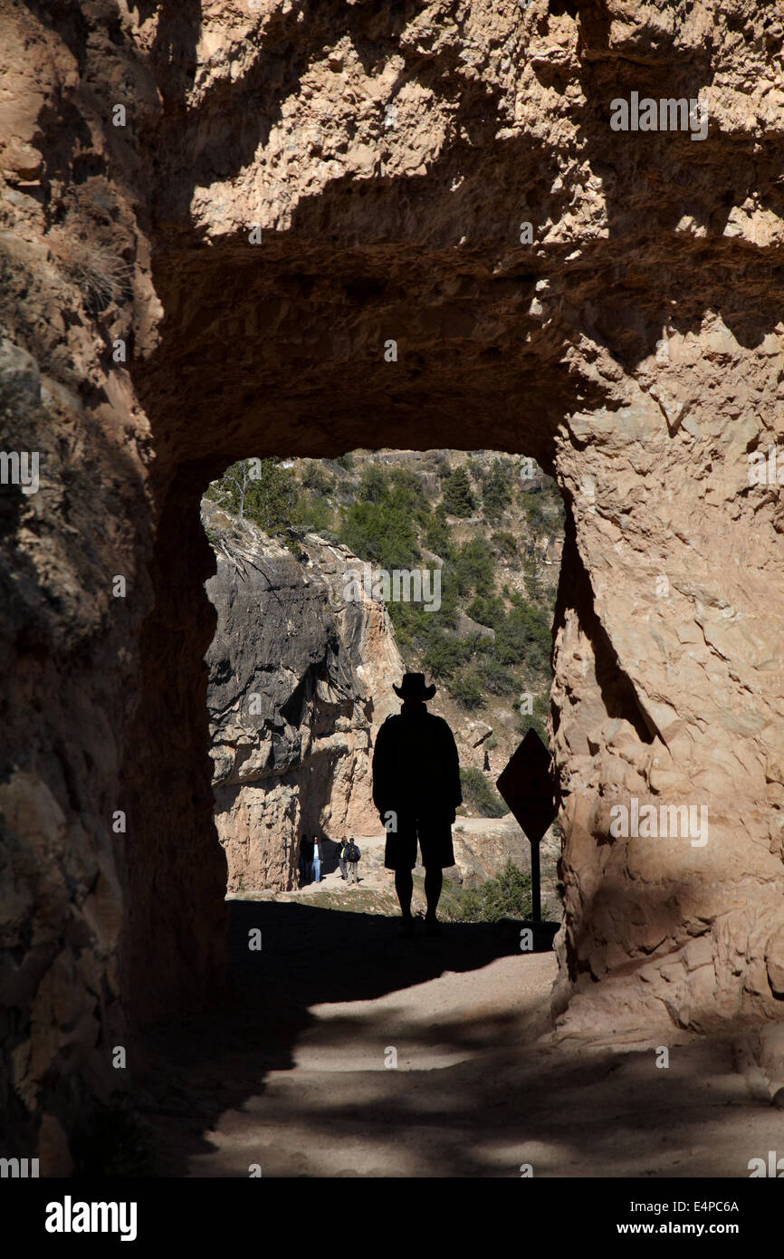 Personne et tunnel sur Bright Angel Trail, South Rim, Grand Canyon, le Parc National du Grand Canyon, Arizona, USA Banque D'Images