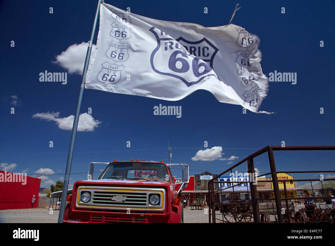 Chevrolet dépanneuse et Route 66 géant drapeau, Seligman, États-Unis historique Route 66, Arizona, USA Banque D'Images