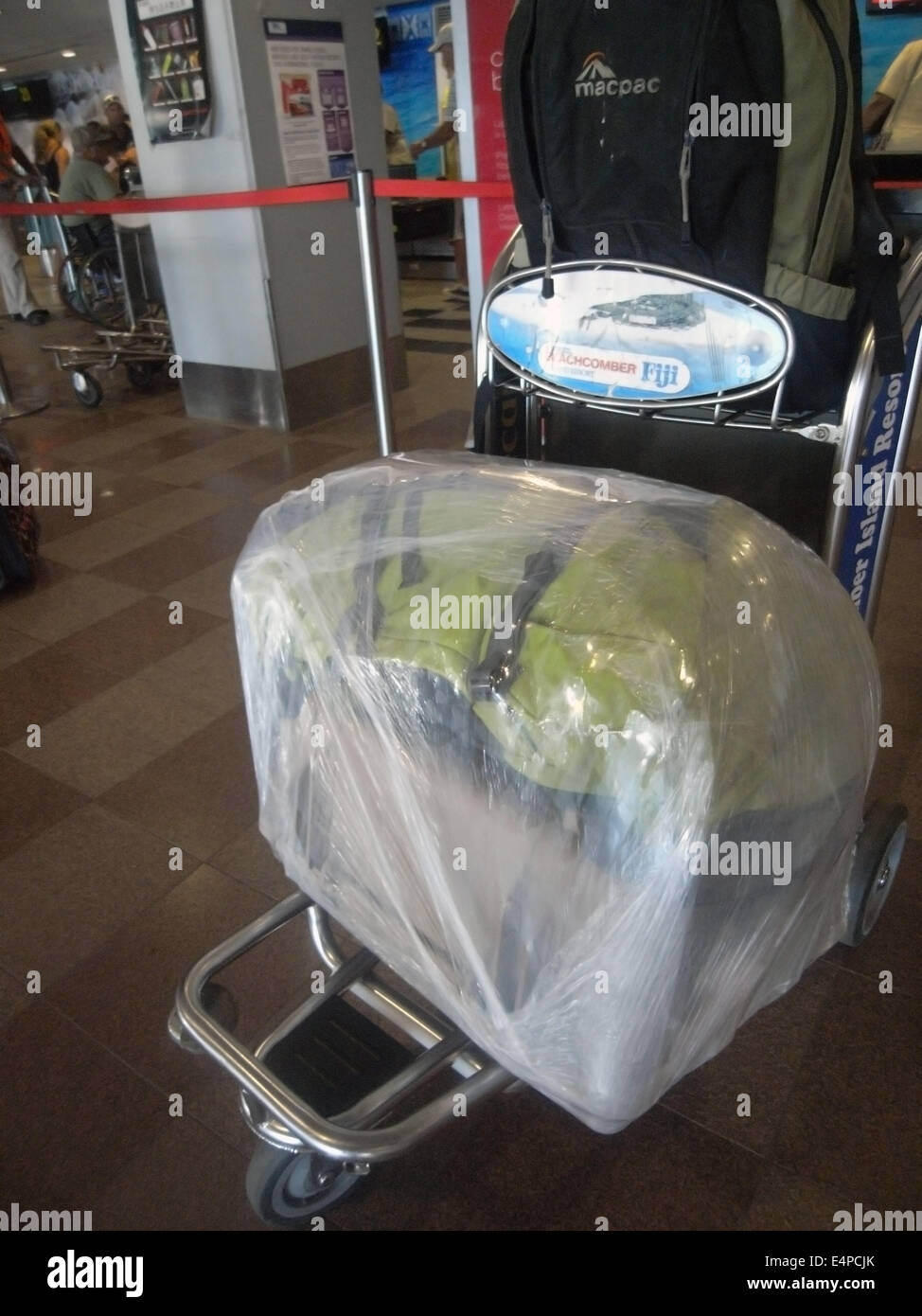 Deux sacs sur chariot converti en un en plastique pour l'enregistrer sur les restrictions de bagages, l'aéroport de Nadi, Fidji. Pas de monsieur ou PR Banque D'Images