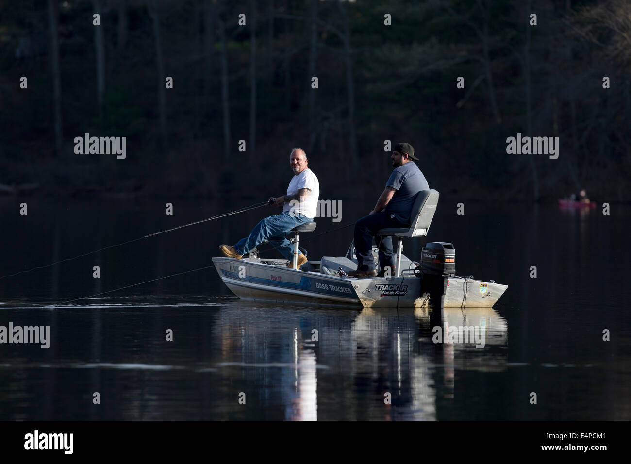 Les pêcheurs dans un petit bateau sur un lac, Massachusetts Banque D'Images