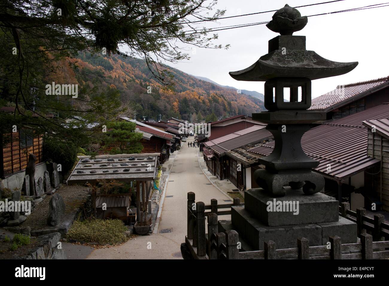 Et dans la rue de la lanterne de pierre Narai-juku, Nagano Prefecture, Japan Banque D'Images