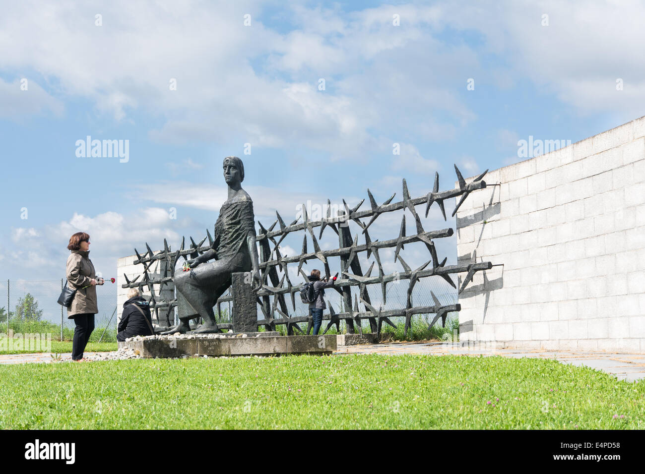 Austria-May,Mauthausen 10,2014:personnes admirer l'un des plus monument avant d'entrer dans le camp pendant une journée nuageuse Banque D'Images