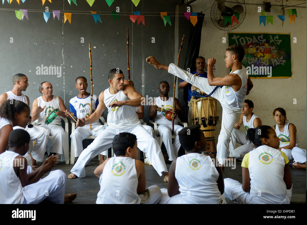 La capoeira, danse martiale afro-brésilien, dans un projet social pour les enfants et les adolescents, des bidonvilles, Mangueirinha favela Banque D'Images
