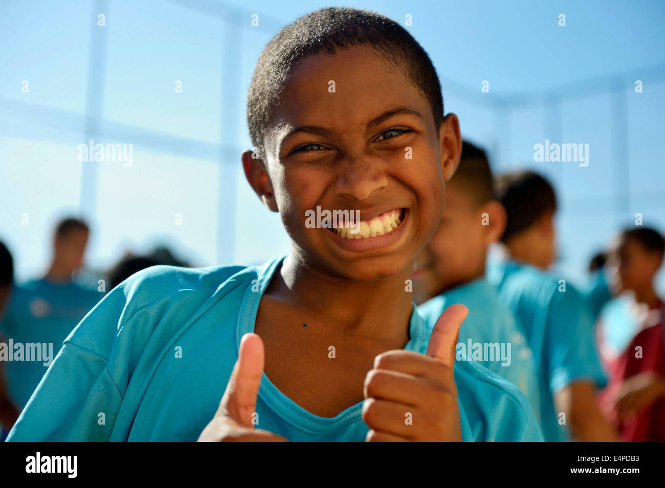 Boy making thumbs-up geste, Guararape favela, Rio de Janeiro, Brésil Banque D'Images