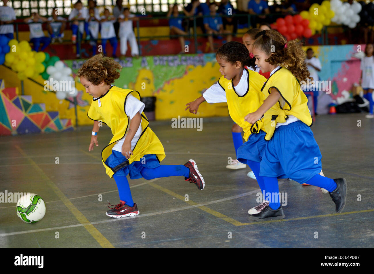 Tournoi de football avec des enfants sur le terrain de sport d'un bidonville, Morro dos Prazeres, favela de Rio de Janeiro, Brésil Banque D'Images