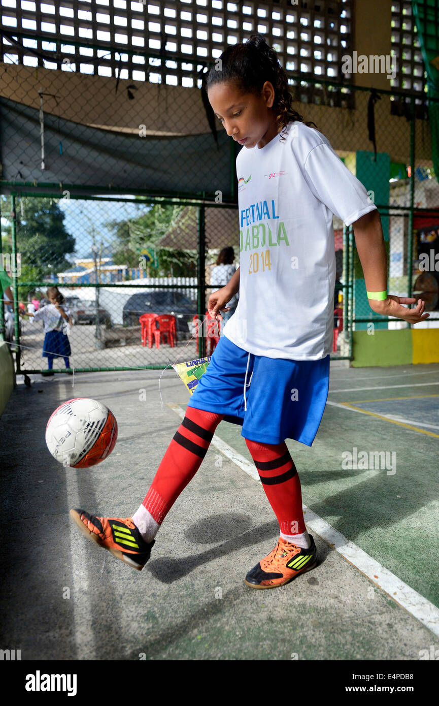 Une jonglerie fille football, tournoi de football avec des enfants sur le terrain de sport, d'un bidonville de favela Morro dos Prazeres Banque D'Images