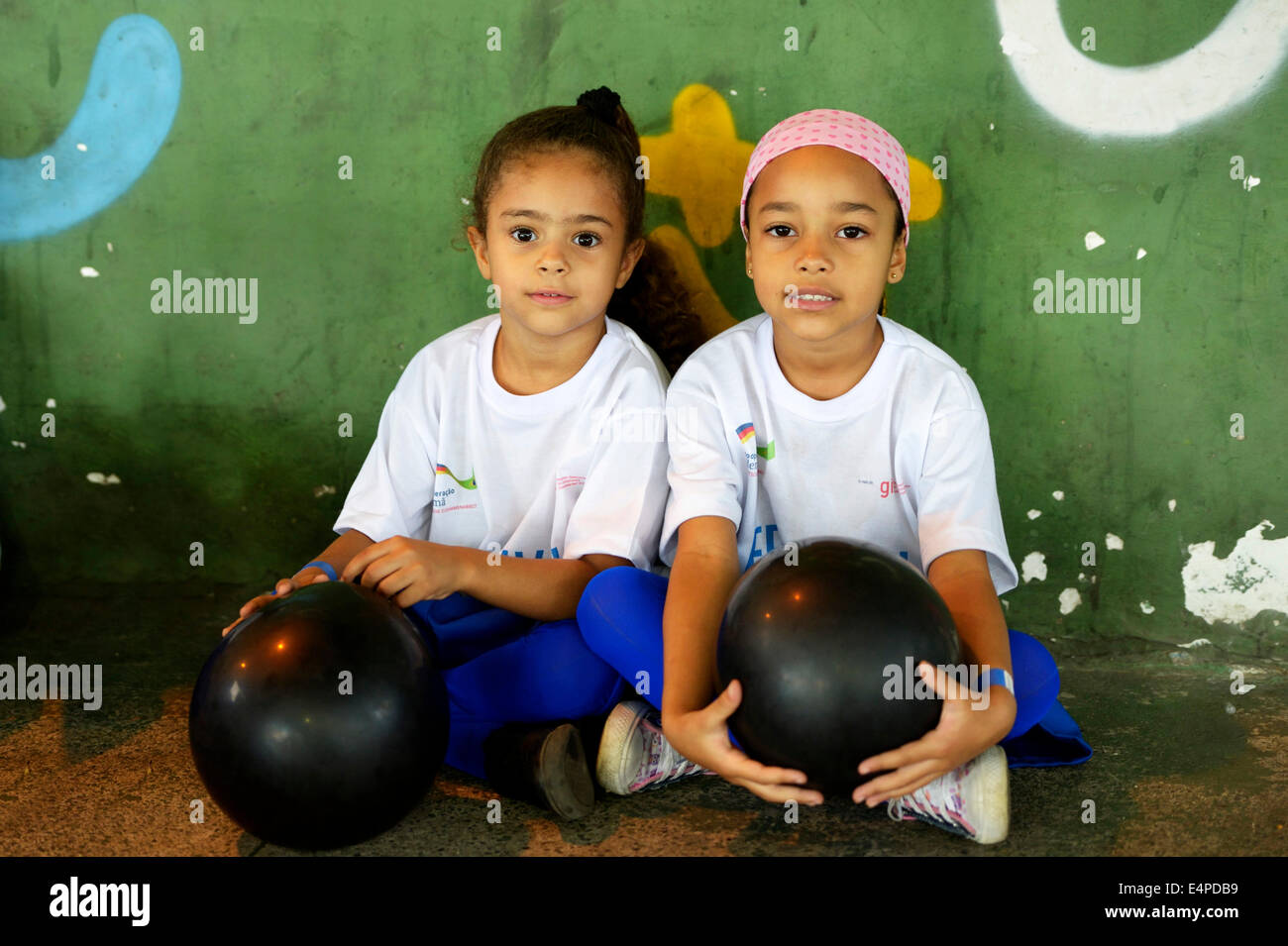 Les enfants à un événement sportif, l'assainissement des taudis, Morro dos Prazeres favela, Rio de Janeiro, Brésil Banque D'Images