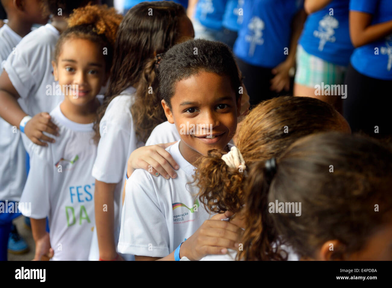 Les enfants à un événement sportif, l'assainissement des taudis, Morro dos Prazeres favela, Rio de Janeiro, Brésil Banque D'Images