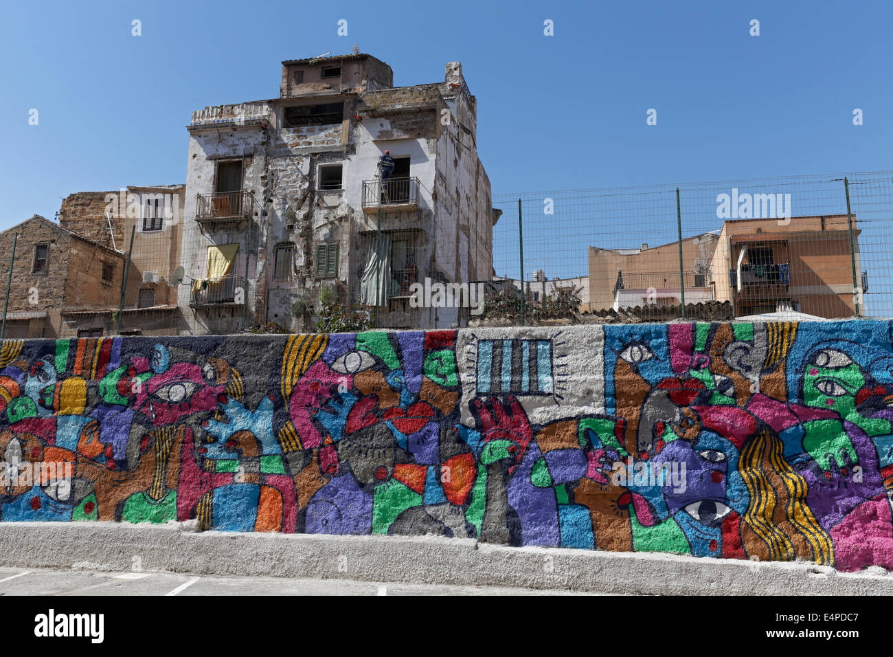 Murale colorée et du délabrement des maisons dans le quartier historique de Borg Vecchio, Palerme, Province de Palerme, Sicile, Italie Banque D'Images