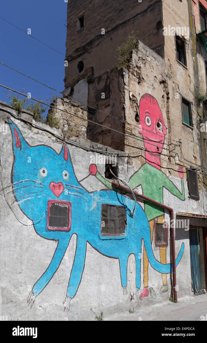 Fresque avec blue cat en laisse, sur une maison délabrée dans le centre historique de Palerme, Province de Palerme, Sicile, Italie Banque D'Images