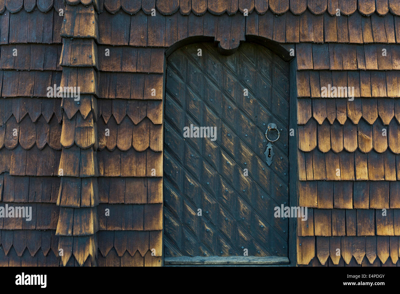 Porte d'entrée, ancienne église en bois, Djursdala, Småland, en Suède Banque D'Images