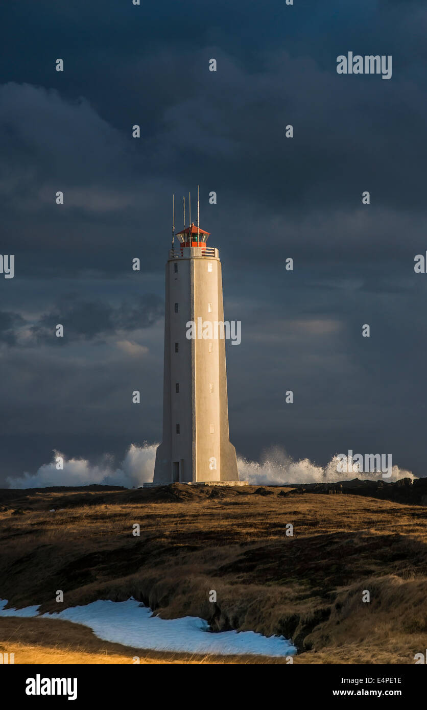 Malariff phare avec surf sur la côte atlantique, Péninsule de Snaefellsness, Vesturland, Islande Banque D'Images
