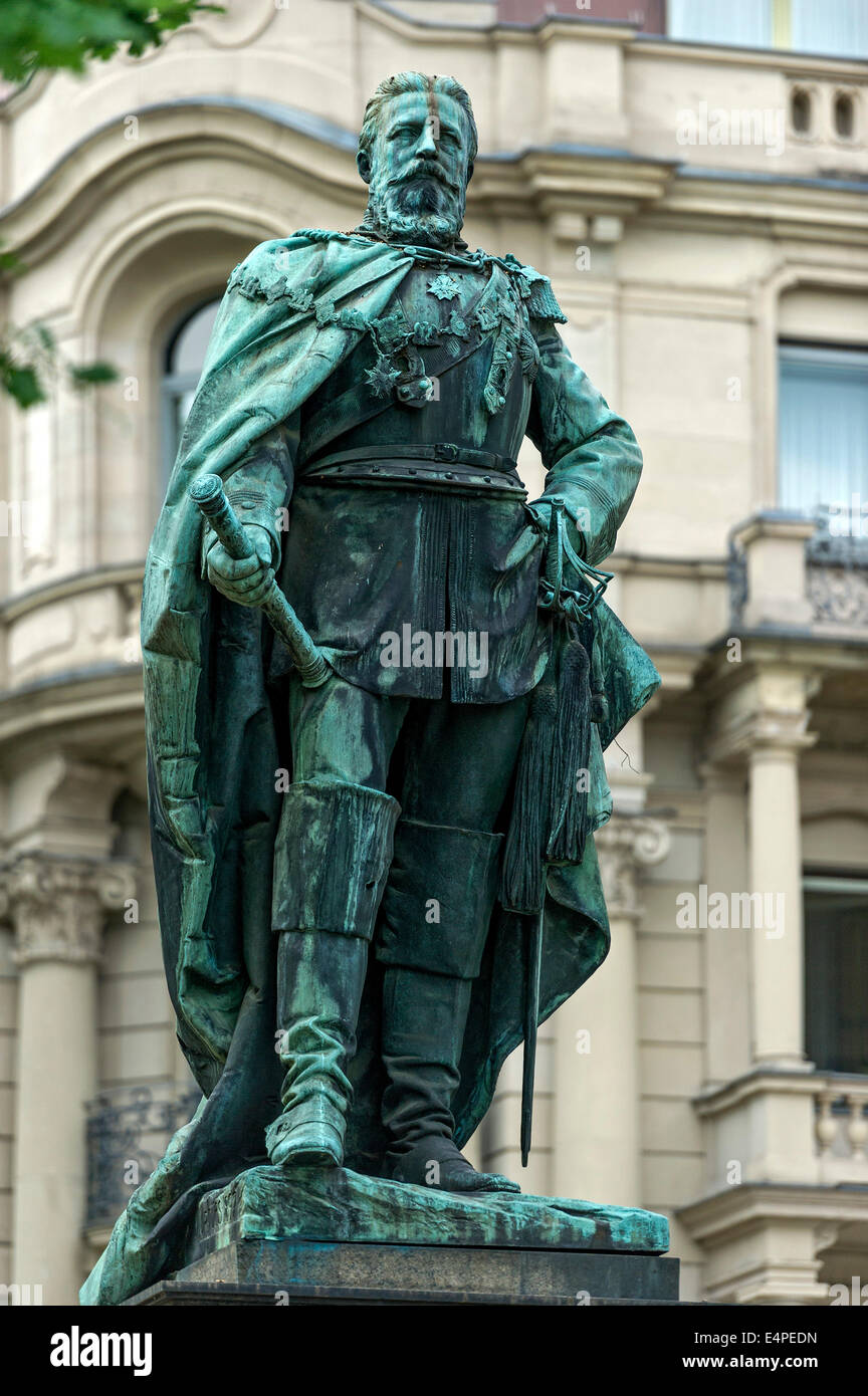 Statue en bronze, Monument de l'empereur Frédéric III, Wiesbaden, Hesse, Allemagne Banque D'Images