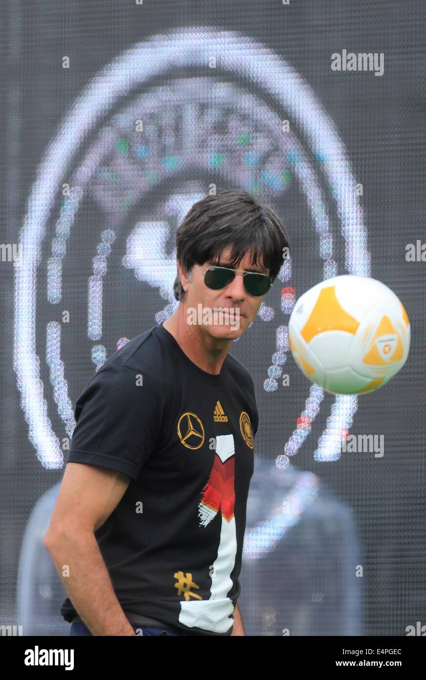 L'entraîneur-chef de l'Allemagne Joachim Loew montres une balle voler dans l'auditoire au cours de la réception de bienvenue de l'équipe nationale de soccer devant la porte de Brandebourg, Berlin, Allemagne, 15 juillet 2014. L'équipe allemande a remporté le Brésil 2014 finale de la Coupe du Monde de soccer de la FIFA contre l'Argentine par 1-0 le 13 juillet 2014, remportant le titre de Coupe du monde pour la quatrième fois après 1954, 1974 et 1990. Photo : Jens Wolf/dpa Banque D'Images