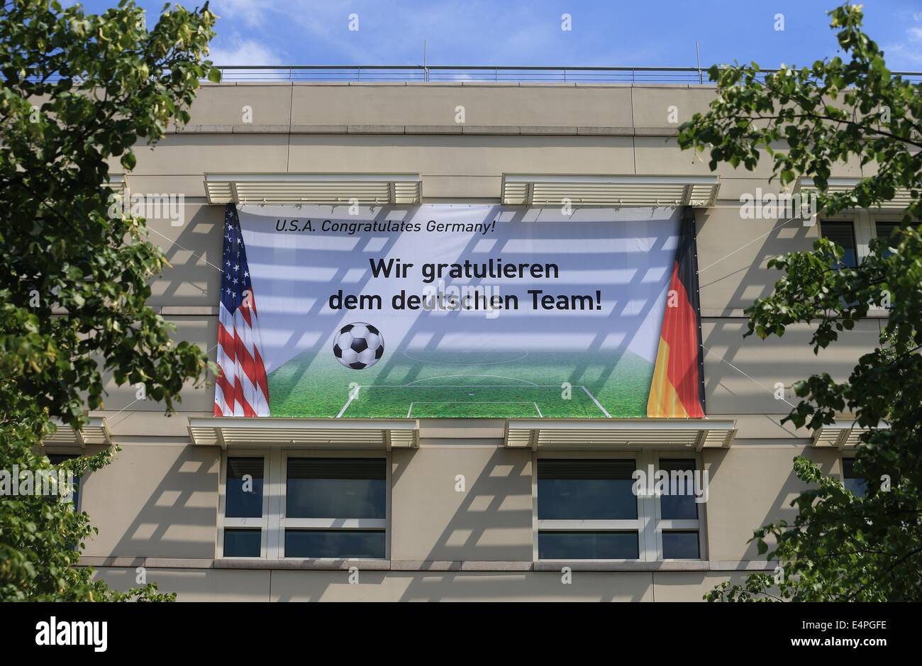 Une bannière qui se lit USA 'félicite l'Allemagne !' est vu à l'ambassade des États-Unis au cours de la réception de bienvenue de l'équipe nationale de soccer devant la porte de Brandebourg, Berlin, Allemagne, 15 juillet 2014. L'équipe allemande a remporté le Brésil 2014 finale de la Coupe du Monde de soccer de la FIFA contre l'Argentine par 1-0 le 13 juillet 2014, remportant le titre de Coupe du monde pour la quatrième fois après 1954, 1974 et 1990. Photo : Jens Wolf/dpa Banque D'Images