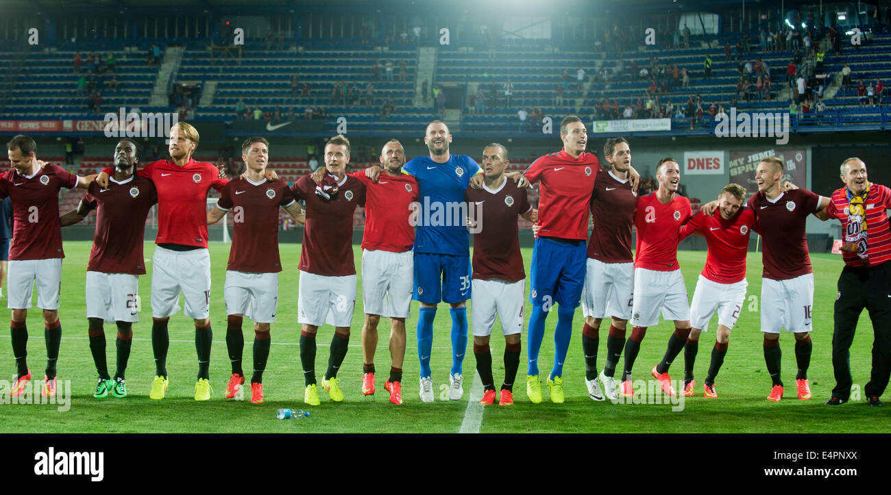 Les joueurs de Sparte célébrer après avoir remporté la Ligue des Champions de la deuxième série de qualification AC Sparta Praha et FC Levadia Tallinn, à Prague, en République tchèque, le lundi 14 juillet, 2014. (CTK Photo/Vit Simanek) Banque D'Images