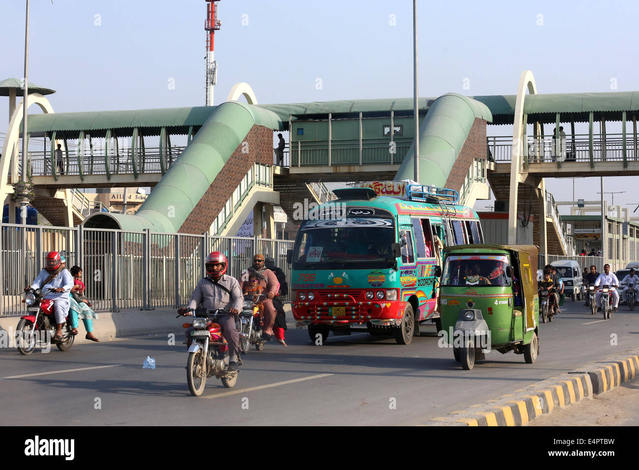 Autoroute urbaine avec une voie réservée à Lahore, Pakistan moderne Banque D'Images