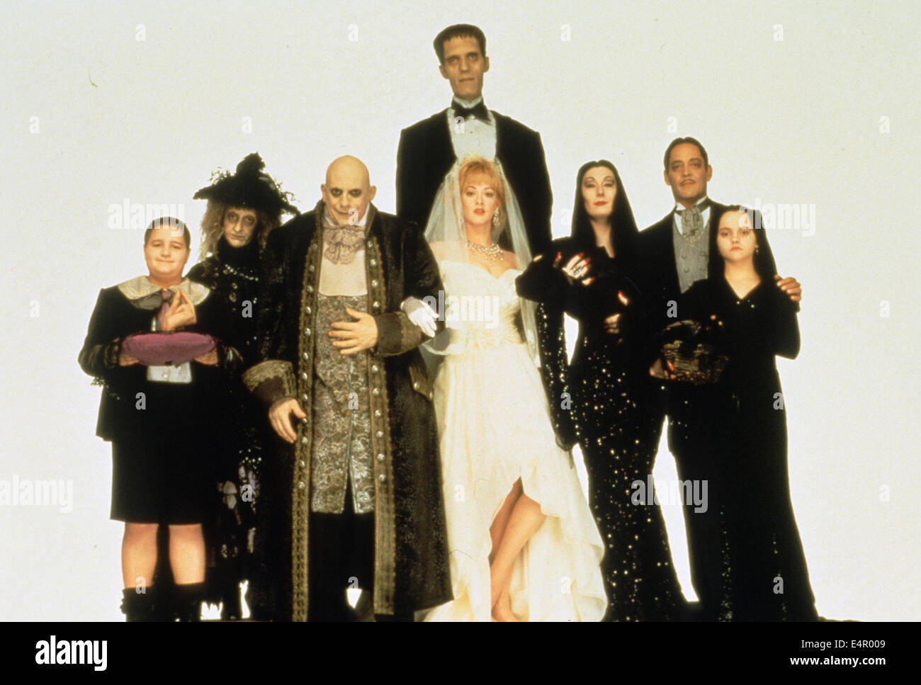 Les VALEURS DE LA FAMILLE ADDAMS 1993 Paramount Pictures film avec Angélica Huston troisième de droite Banque D'Images