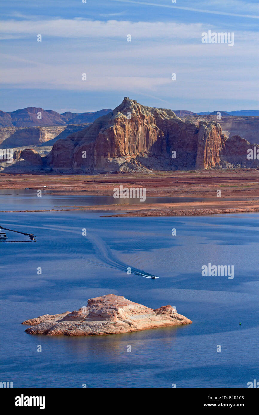 Bateaux sur le Lac Powell à Wahweap, près de Page, Arizona, (loin rivage est dans l'Utah), USA Banque D'Images