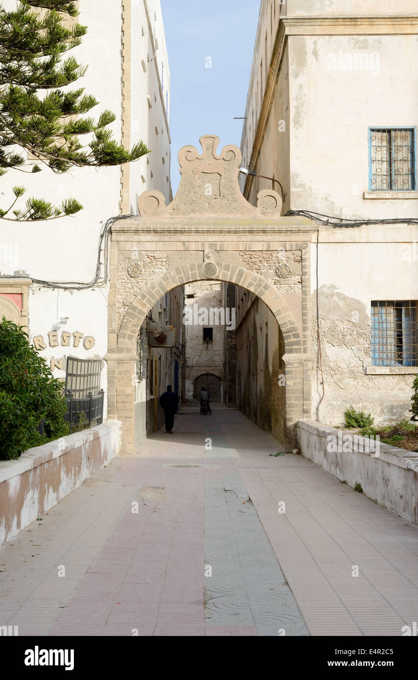 Passage voûté avec symboles juifs à Essaouira Maroc Banque D'Images