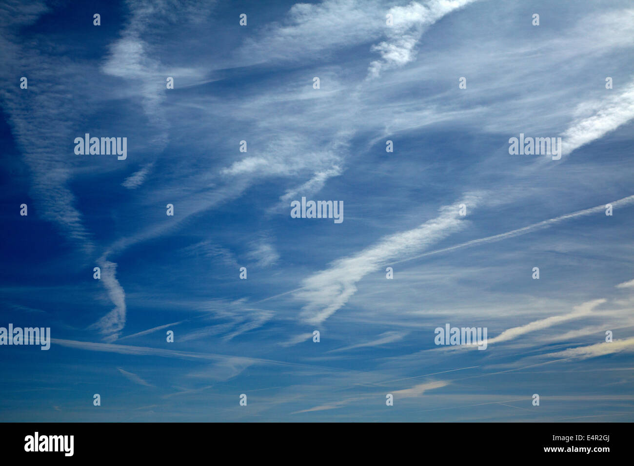 Cirrus aviaticus jet ou de traînées de nuages dans le ciel au-dessus du nord du désert de l'Arizona, USA Banque D'Images