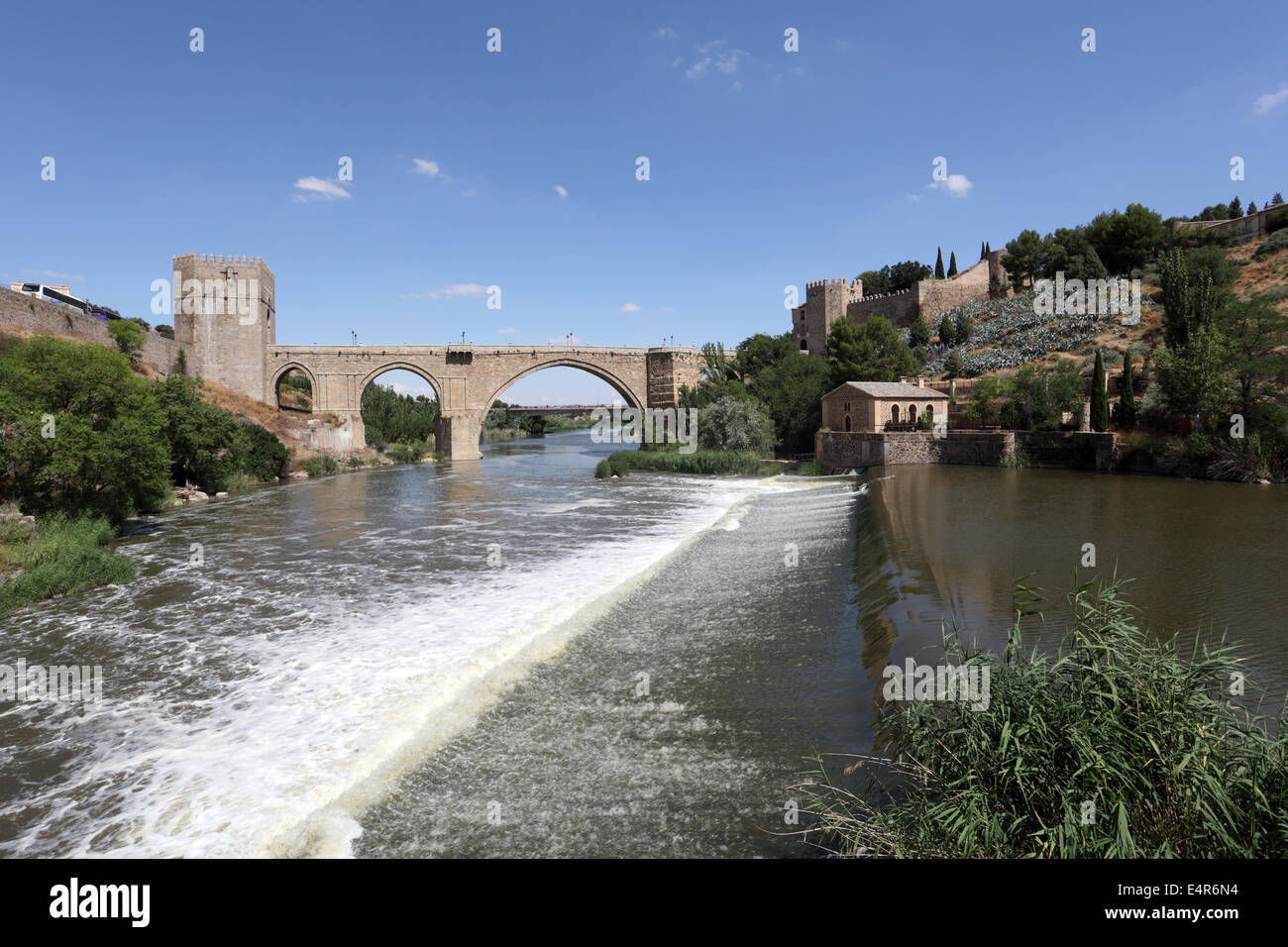 Tage et de l'historique pont San Martin à Tolède, Espagne Banque D'Images