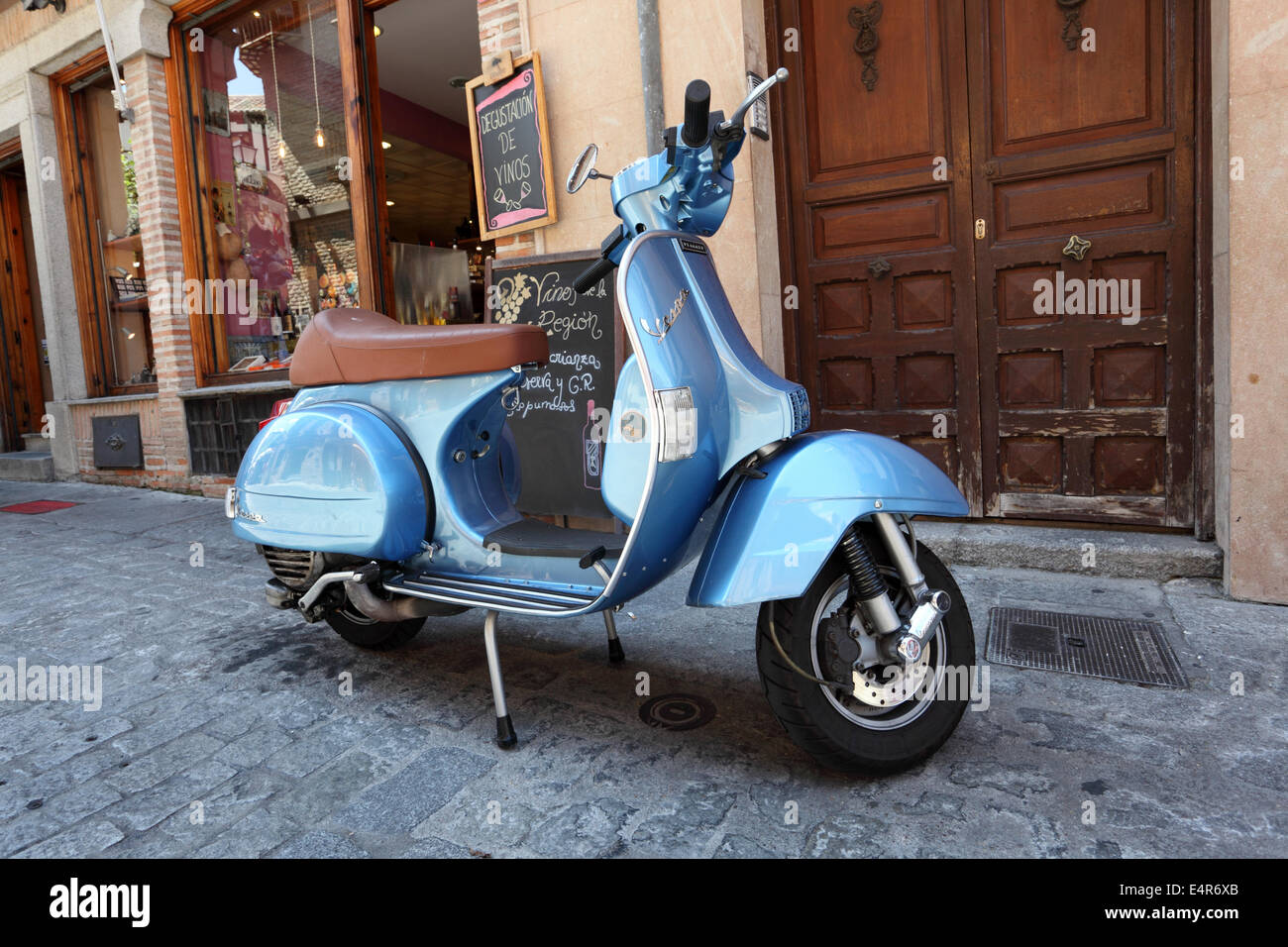 Scooter Vespa italienne classique dans la vieille ville de Tolède, Espagne Banque D'Images