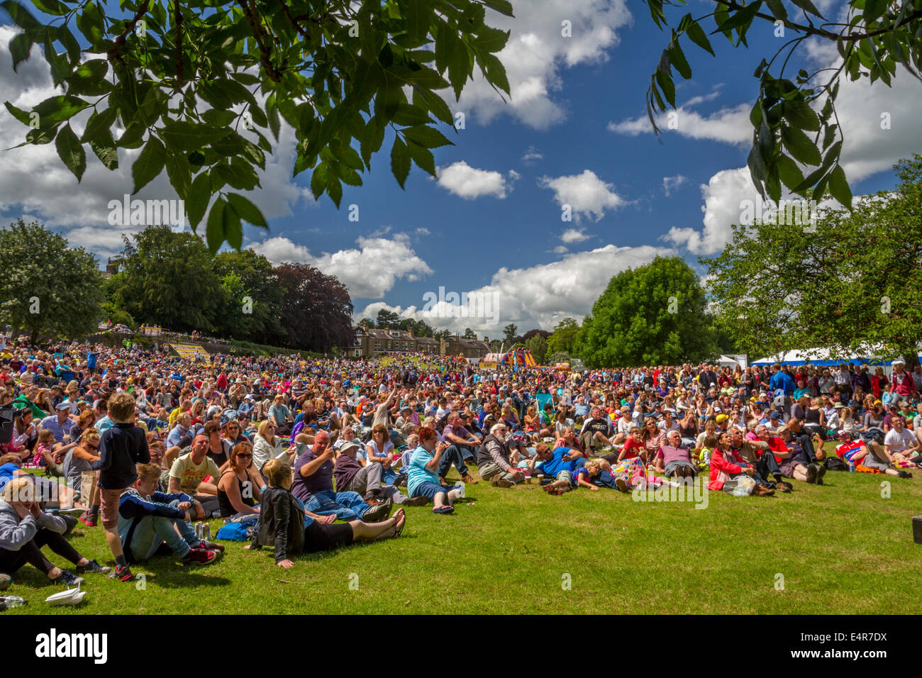 5 juillet 2014 - les foules à Ilkley profiter de ciel bleu à l'extérieur par temps estival à regarder le Tour de France Grand Départ dans le Yorkshire sur grand écran Banque D'Images 5 juillet 2014 - les foules à Ilkley profiter de ciel bleu à l'extérieur par temps estival à regarder le Tour de France Grand Départ dans le Yorkshire sur grand écran Banque D'Images
