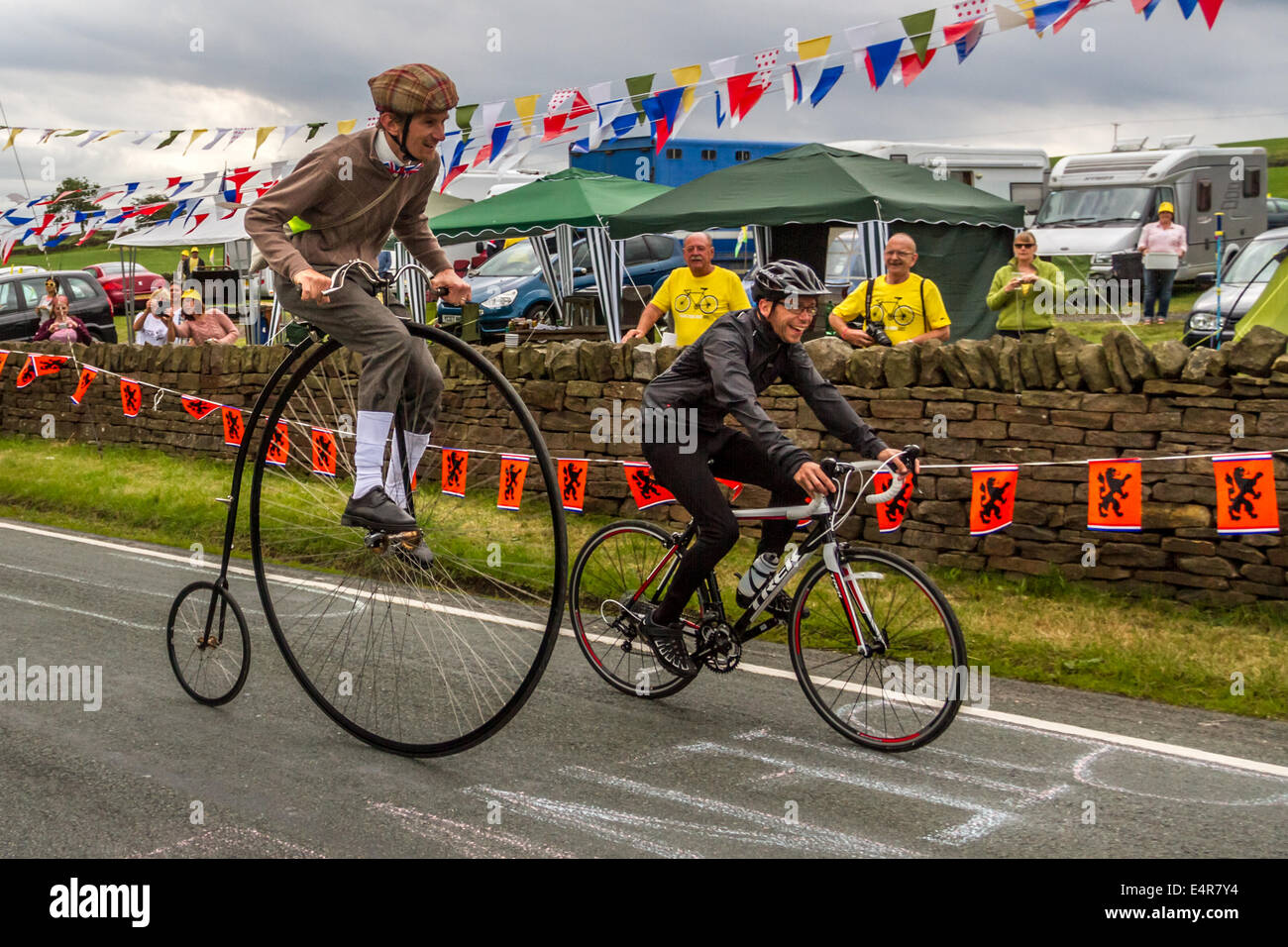 6 juillet 2014 - Les cyclistes sur des vélos de toutes les tailles et profiter de dégager des routes avant le TdF venant par Silsden, Yorkshire Banque D'Images 6 juillet 2014 - Les cyclistes sur des vélos de toutes les tailles et profiter de dégager des routes avant le TdF venant par Silsden, Yorkshire Banque D'Images