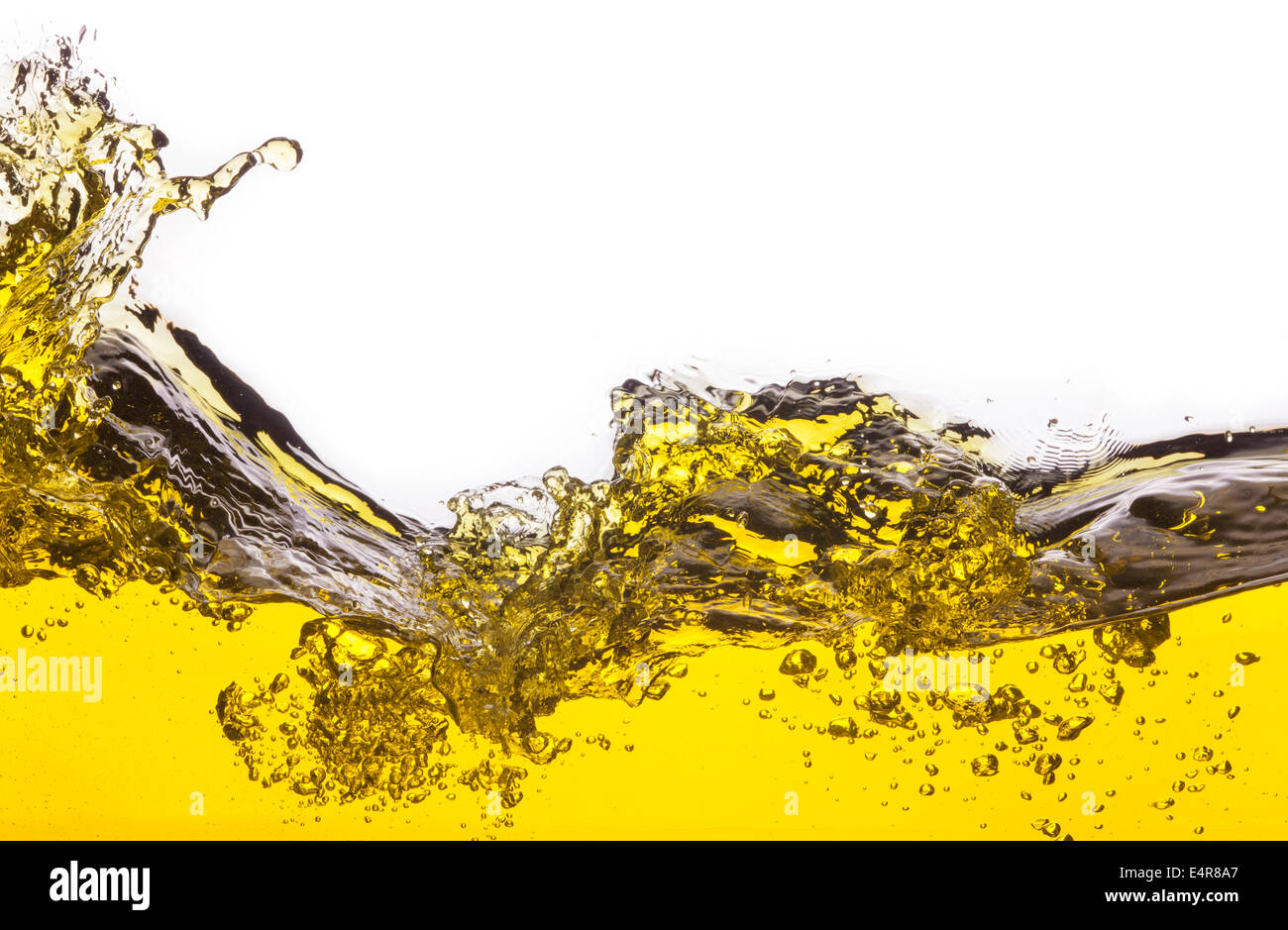 Une image abstraite de l'huile renversée . Sur un fond blanc. Banque D'Images