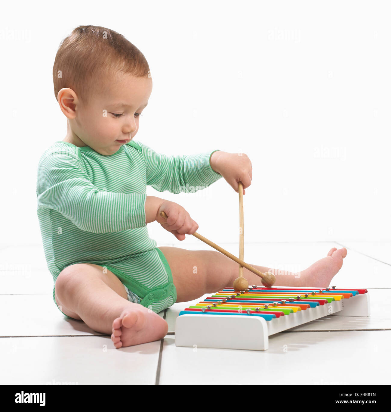 Bébé garçon (12 mois) jouant du xylophone jouet Banque D'Images