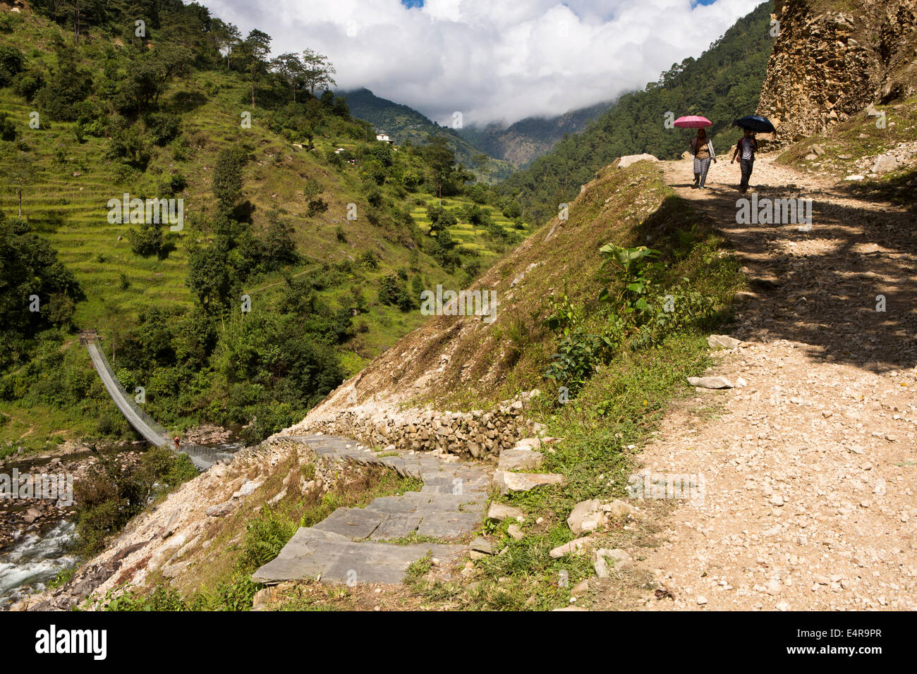 Au Népal, Pokhara, Naya Pul, le chemin de pont sur Bhurungdi Khola se joindre à Jomson trek vélo Banque D'Images