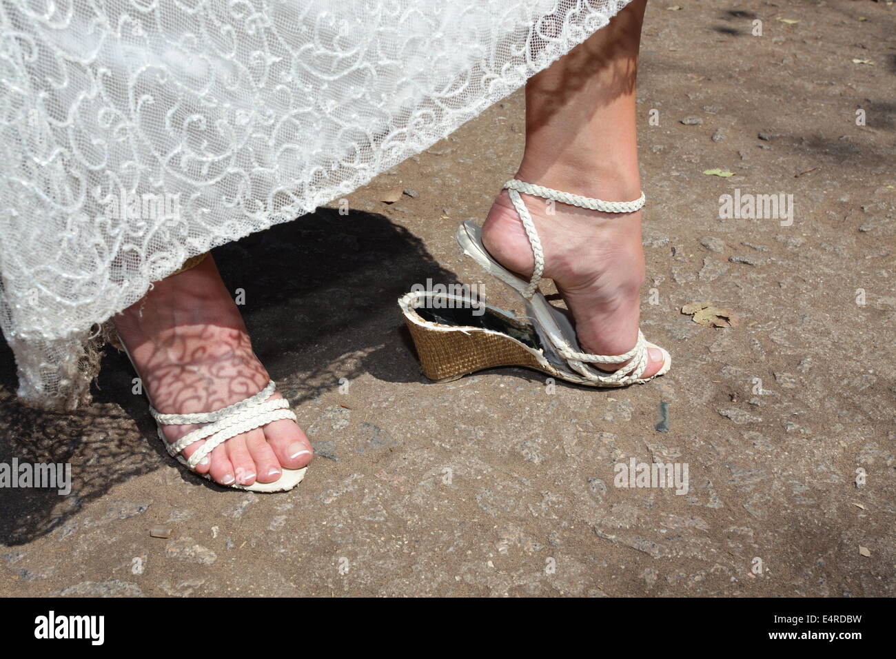 Drôle de prendre sur un mariage comme les épouses chaussure a broken Banque D'Images