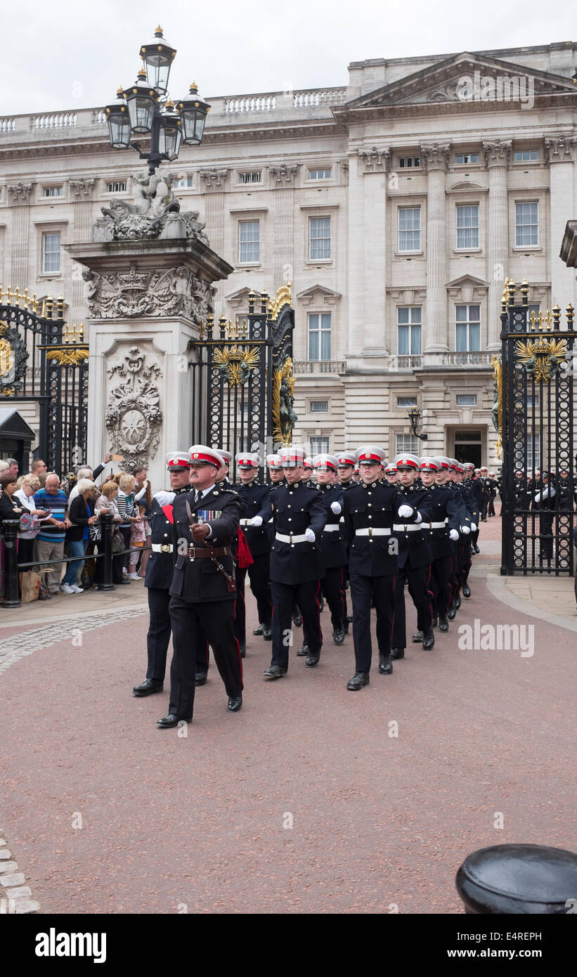 Soldats marchant à Buckingham Palace Londres Banque D'Images