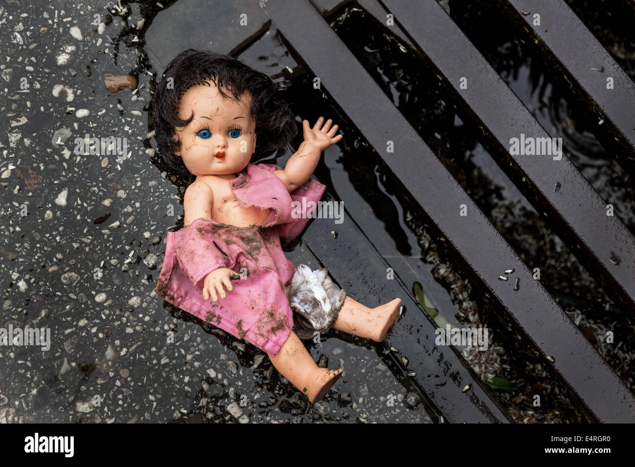 La maltraitance des enfants comme une photo symbolique. De violence et de pouvoir dans la famille, Misshandlung von Symbolfoto la SLA. Genre Banque D'Images