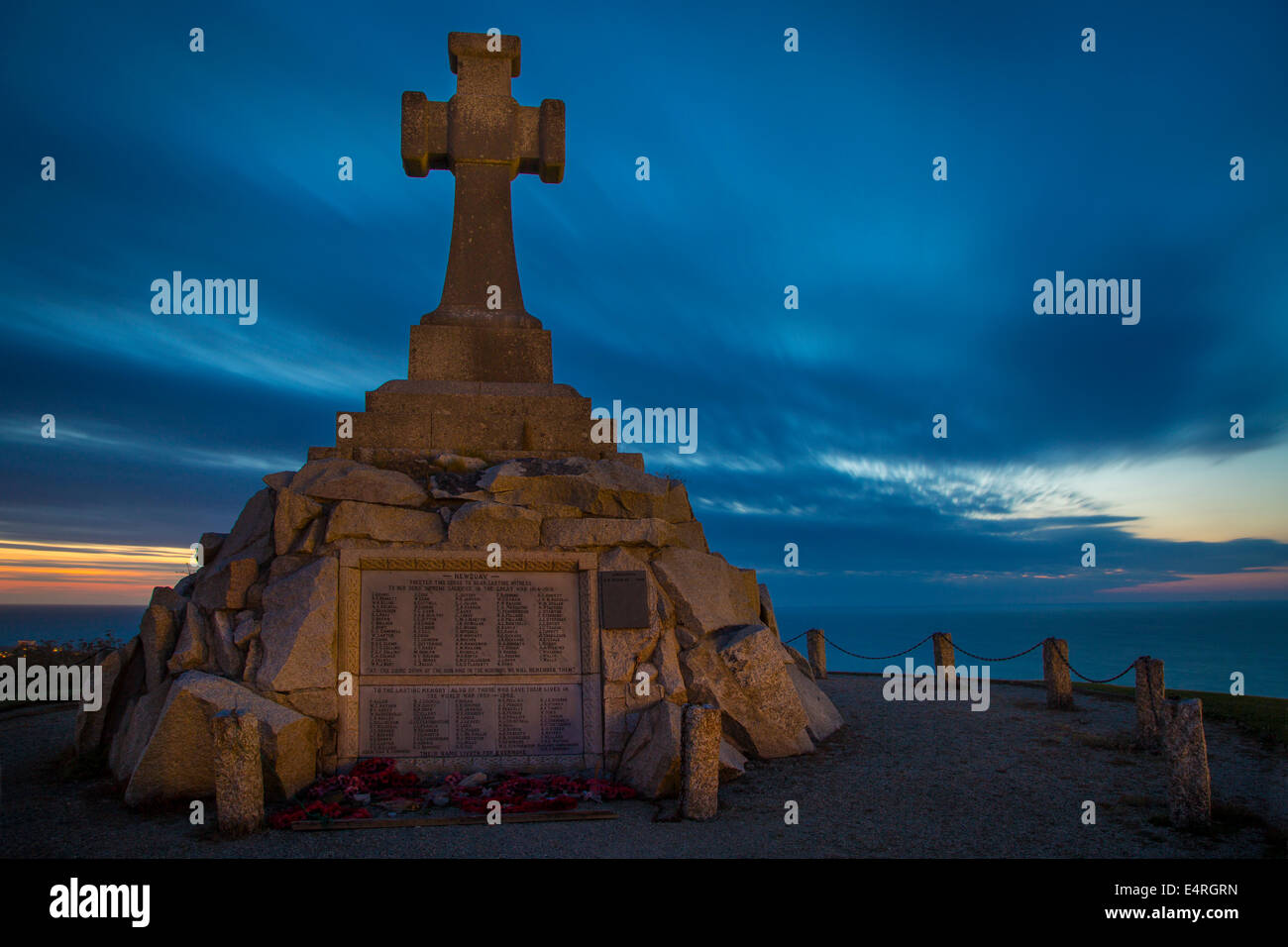 Twilight plus de guerres mondiales I et II Memorial, donnant sur l'océan Atlantique à Newquay, Cornwall, Angleterre Banque D'Images
