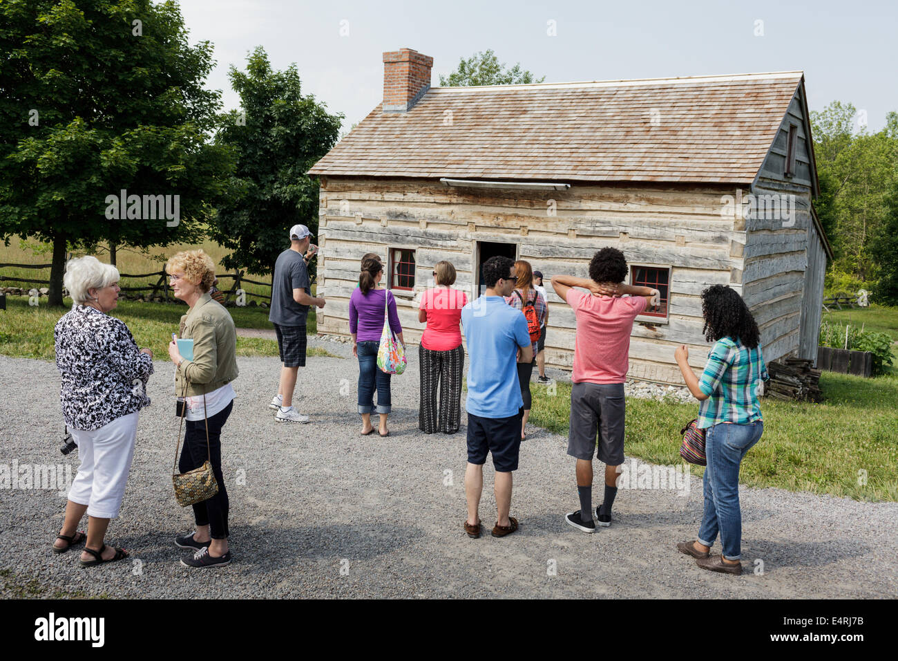 Les touristes visitent mormon Joseph Smith log cabin, Palmyra (NEW YORK). Banque D'Images