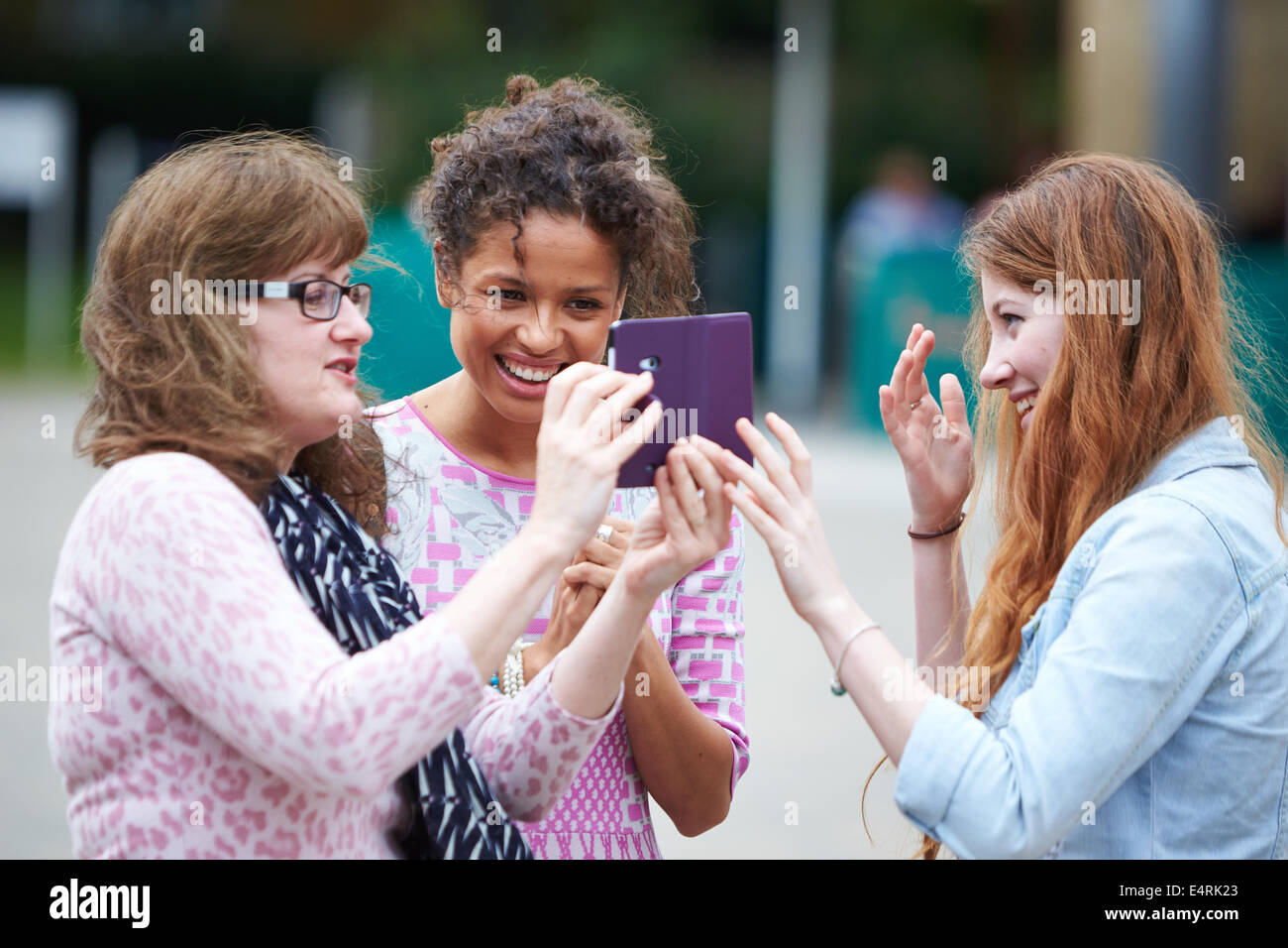 L'actrice Gugu Mbatha-Raw en photo (centre), à l'avant d'un Witney projection spéciale de son dernier film Belle Banque D'Images