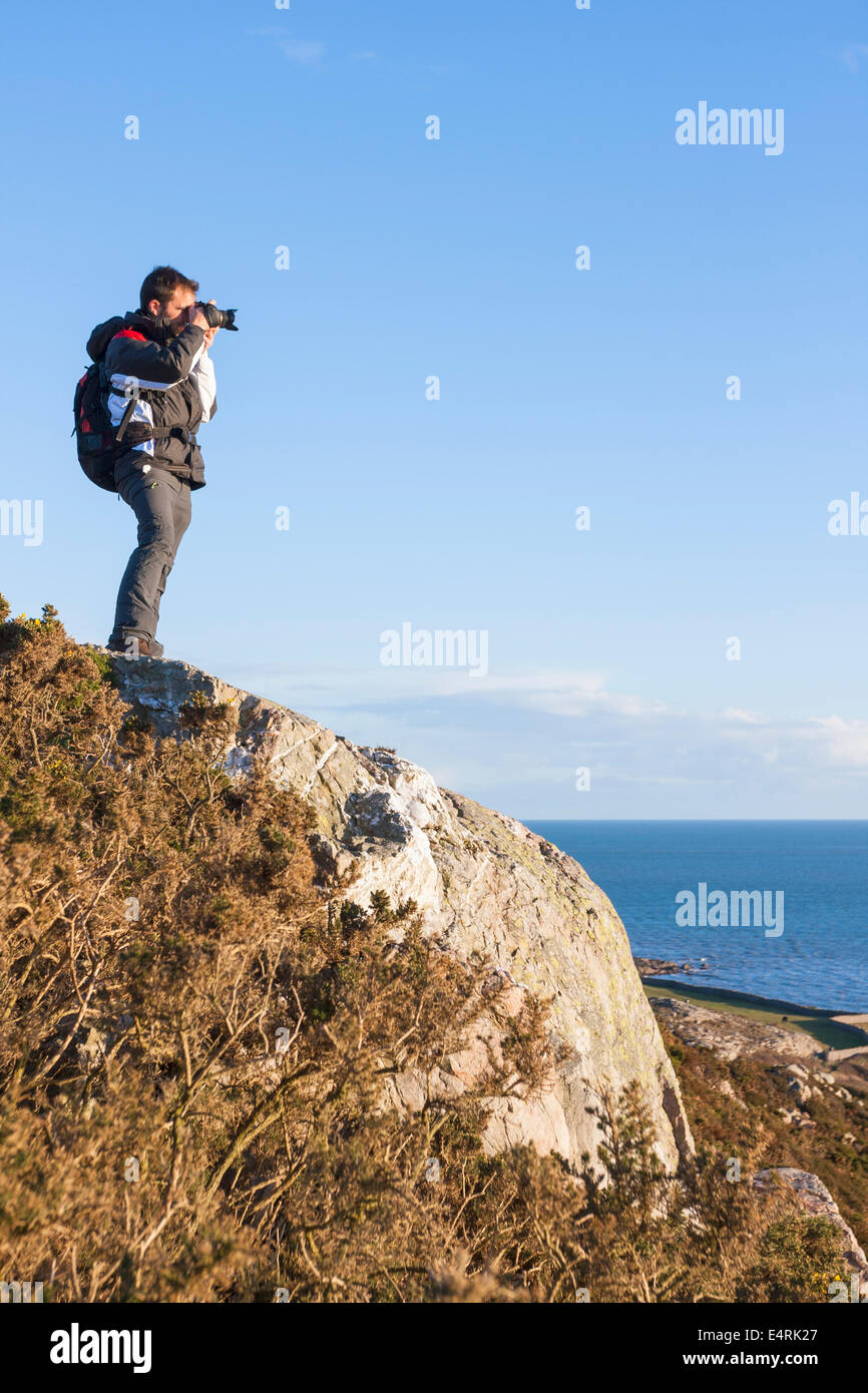 Photogragpher backpacker à la falaise Banque D'Images