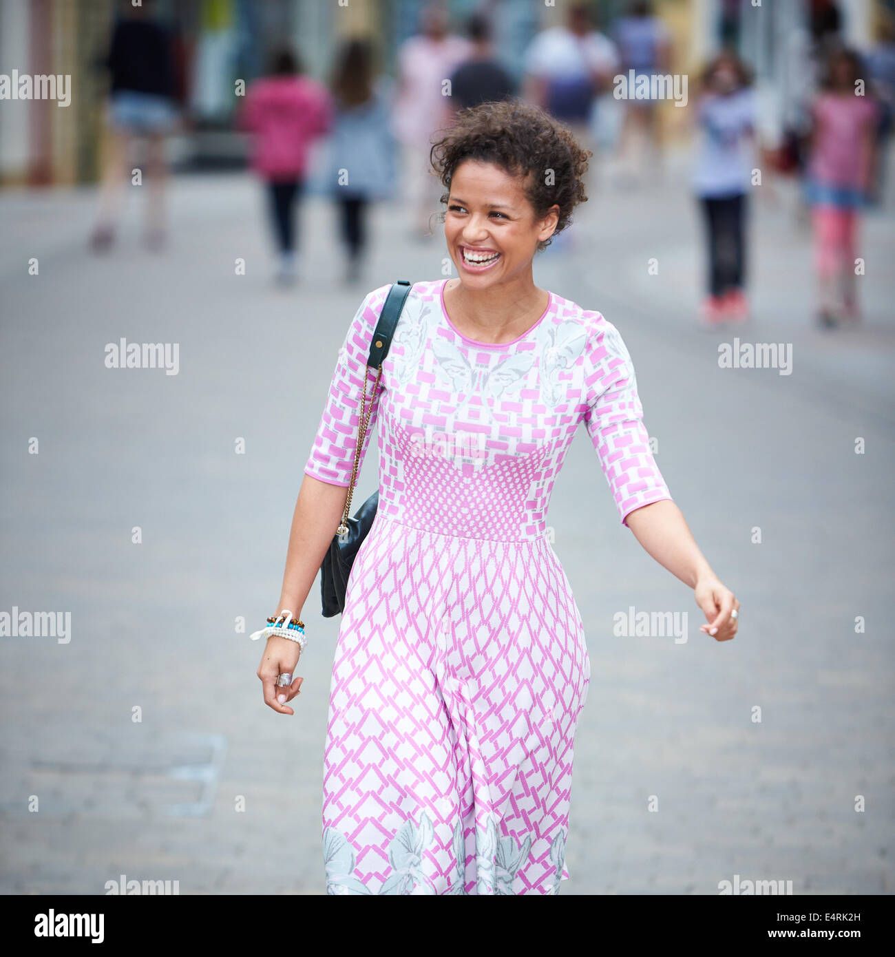 L'actrice Gugu Mbatha-Raw, représenté à Witney en amont d'une projection spéciale de son dernier film Belle Banque D'Images