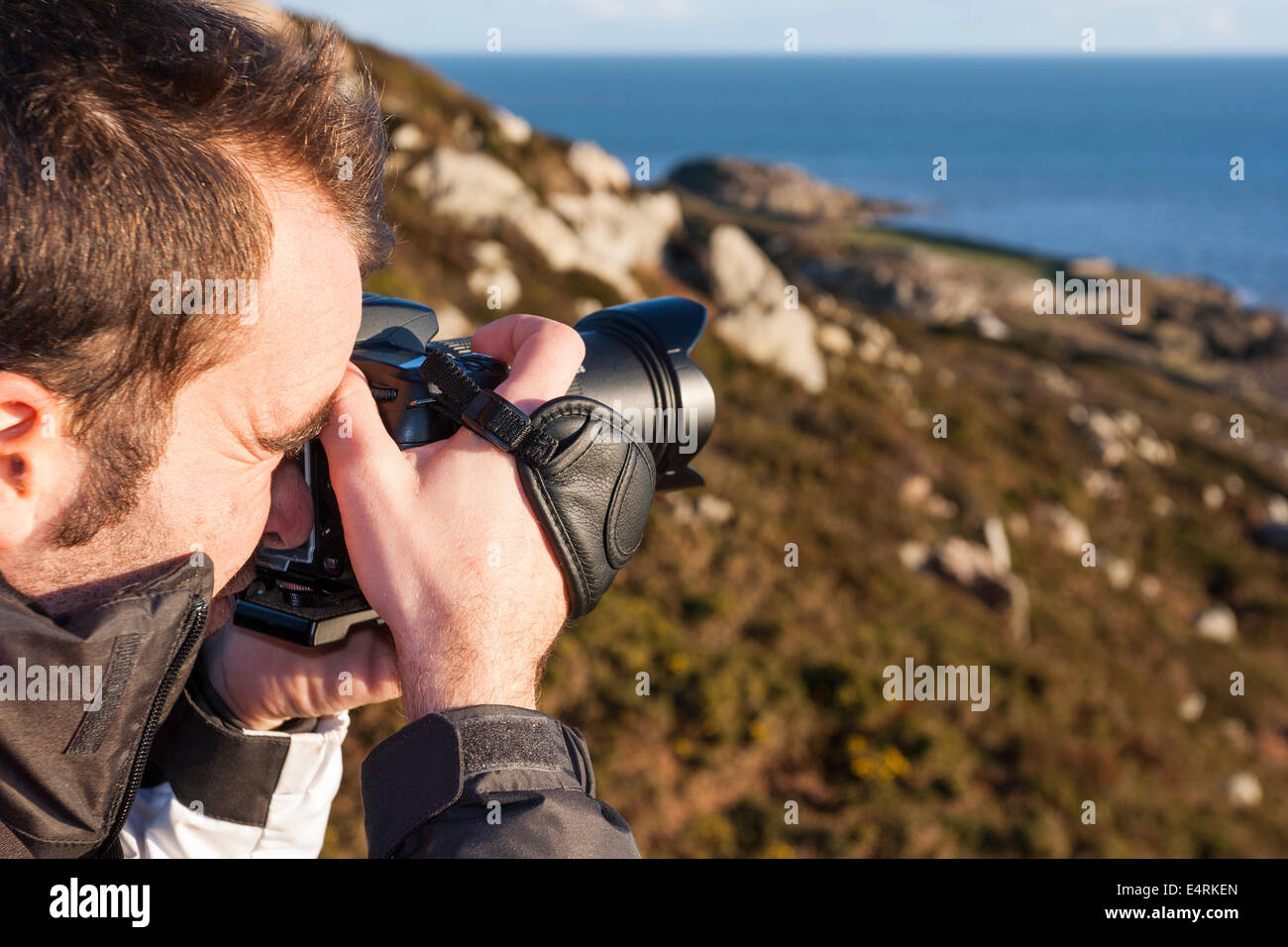 Le jeune photographe à la campagne Banque D'Images